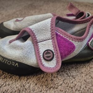 Kids Climbing Shoes - Pink and Gray